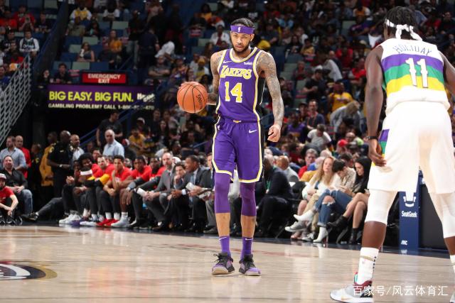 球场捧起足 球场捧起足