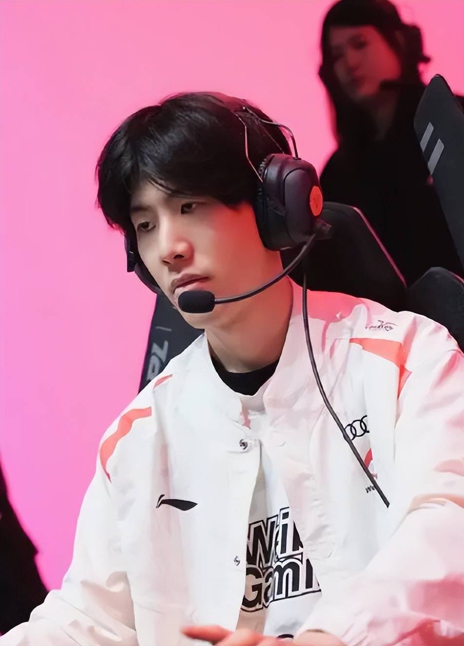 随长期低谷 随长期低谷